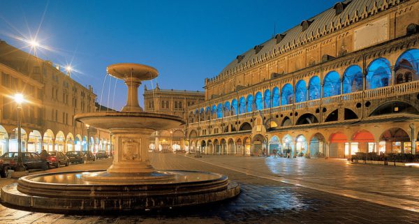 Padova Palazzo della Ragione veduta da Piazza delle Erbe fontana di Tullio Paoletti